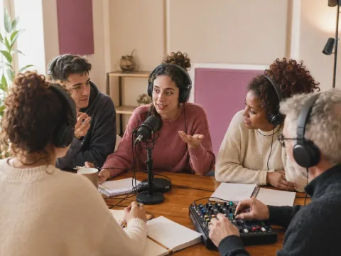 Grupo diverso graba un podcast colectivo en un taller de radio participativo