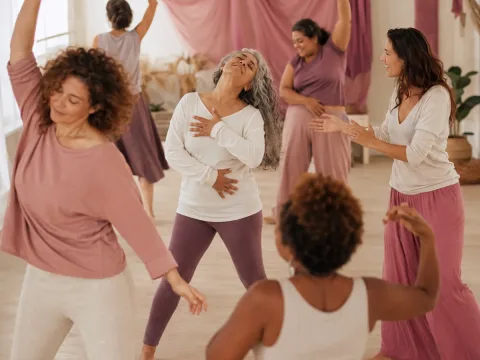 Grupo de mujeres conecta con el cuerpo y las emociones mediante la psicodanza