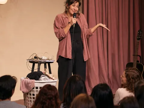 Monologuista aborda con humor la carga mental y las desigualdades cotidianas