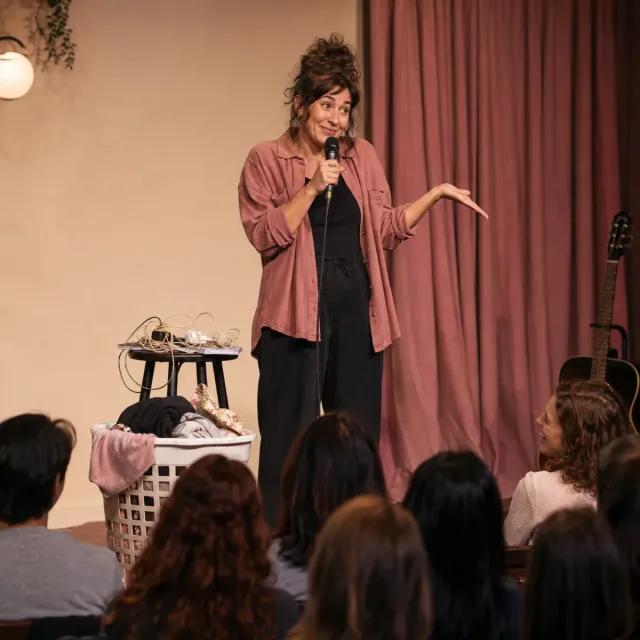 Monologuista aborda con humor la carga mental y las desigualdades cotidianas