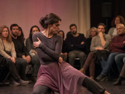Intérprete de danza teatro ante el público en una obra de sensibilización