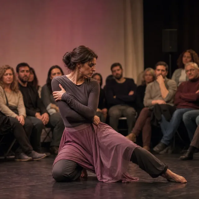 Intérprete de danza teatro ante el público en una obra de sensibilización
