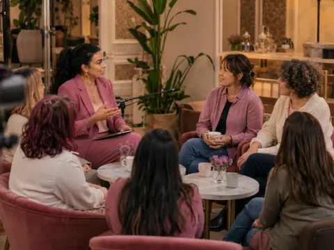Tertulia comunitaria en un espacio cálido con formato de plató y café