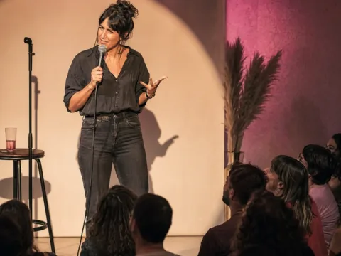 Monólogo de comedia feminista ante un público adulto