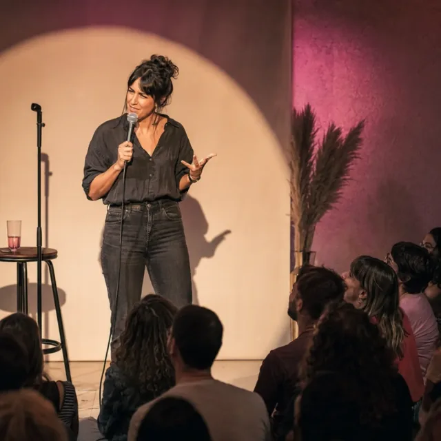 Monólogo de comedia feminista ante un público adulto